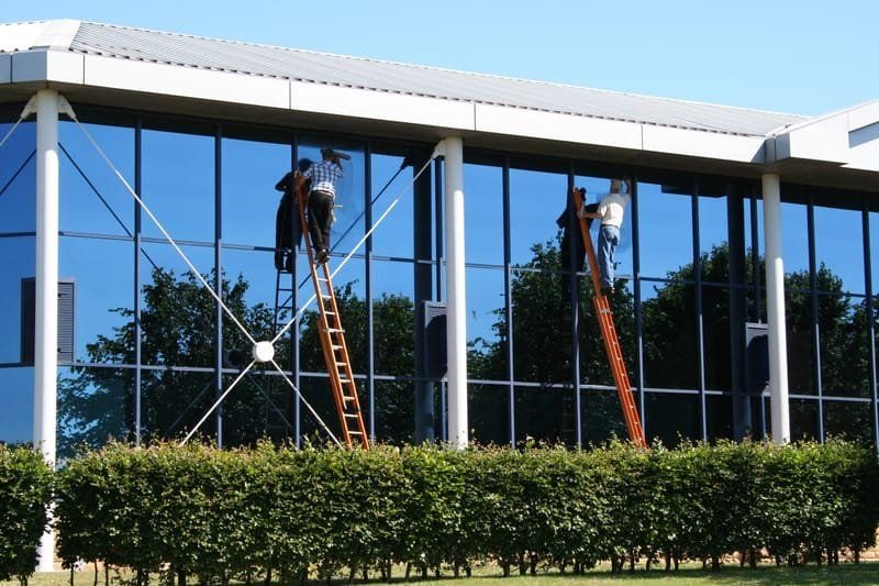 Glas- und Fassadenreinigung an einem Bürogebäude